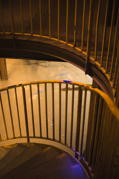 Composici&oacute;n geom&eacute;trica con escaleras de hierro en tonos amarillos c&aacute;lidos