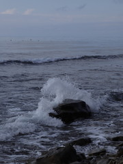 Fototapeta premium waves crashing on the rocks