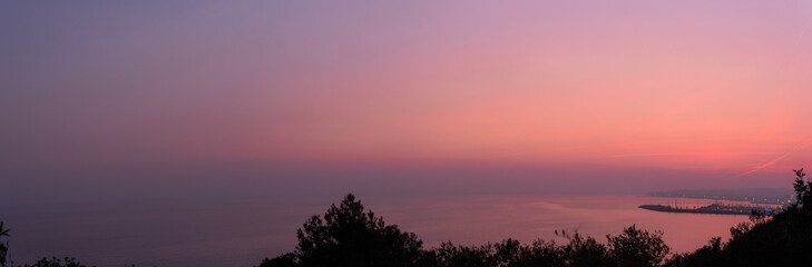 Panorámica de atardecer de color rosa