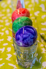 Ostereier liegen auf Gläser zum trocknen