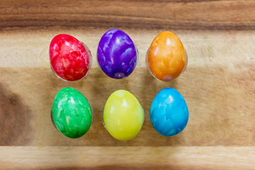 Ostereier liegen auf Gläser zum trocknen