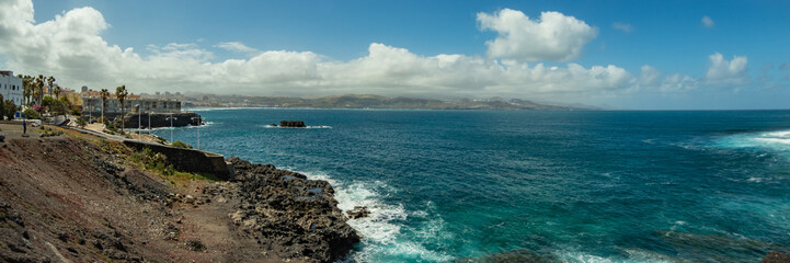 Obraz premium Extra large panorama from La Isleta an warm sunny day with briht blue sky and white clouds. Las Palmas, Las Canteras beach, Gran Canaria