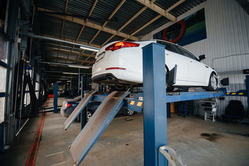 Setting and adjusting the camber on the vehicle. Service station.