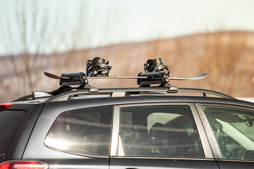 Car hood mount for skies and snowboards with snowboard nobody