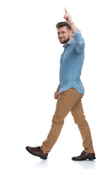 Naklejka premium Side view of a positive casual man greeting and smiling