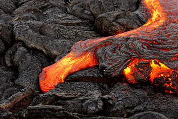 Glühende Lava tritt aus einer Erdspalte aus