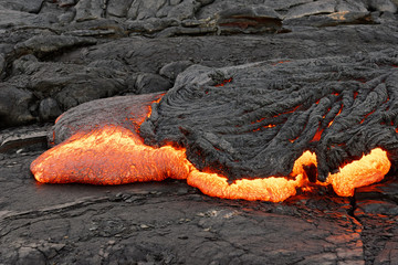 Glühende Lava tritt aus einer Erdspalte aus