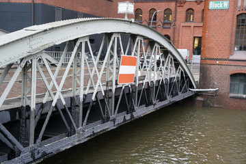 Brücke bei Sturmflut