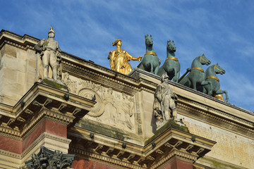 Fototapeta na wymiar Paris, France : statue équestre au sommet de l'arc de triomphe du Carrousel.
