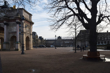 Fototapeta premium Paris, France : l'entrée du jardin des Tuileries et l'arc de triomphe du Carrousel.