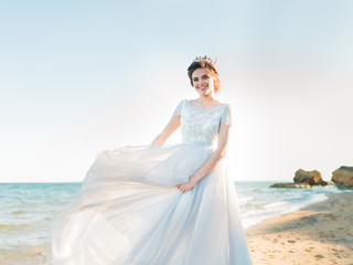 Fototapeta na wymiar Beautiful Bride portrait wedding makeup and hairstyle sea background