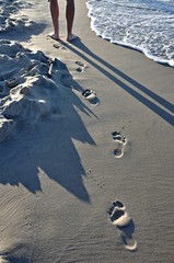 Ślady stóp na piasku, Bałtyk, Polska © Marta