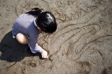 子供・幼児・砂にお絵かき