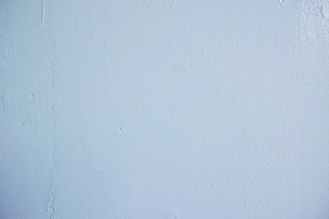 コンクリートの表面を白ペンキで塗装したトンネルの壁