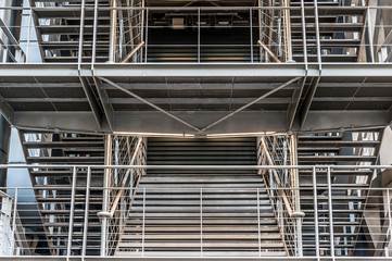 東京都千代田区丸ノ内の近代的なビルの非常階段