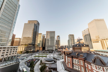 Fototapeta premium 東京都千代田区丸の内の夕方の東京駅と高層ビル群