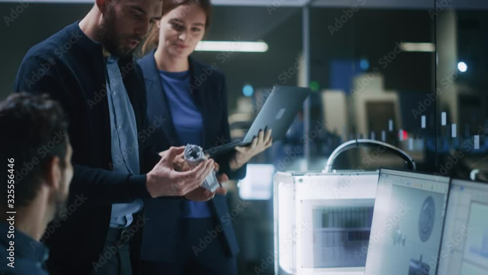 Poster Industry 4.0 Modern Factory: Team of Innovative Industrial Engineers Use Computer and 3D Printer to Build Complex Component. Group of Scientists Use High-Tech Machinery for Futuristic Design