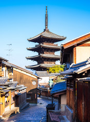 春の京都　八坂の塔　縦位置