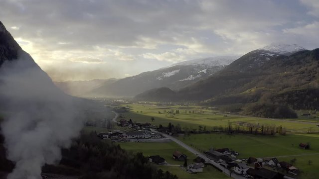 Flug &uuml;ber Flums, Schweiz in den Alpen