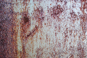 茶色い錆が浮いた白塗装した古い鉄板の表面