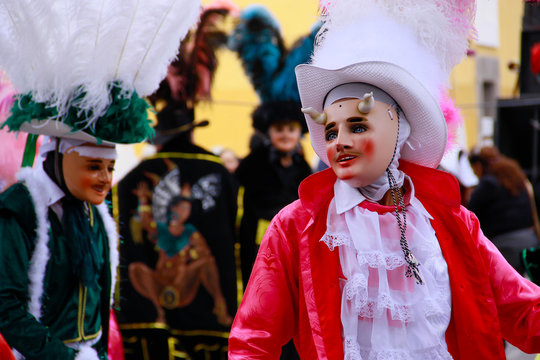 Carnaval mexicano, bailarines mexicanos con brillantes trajes folkloricos mexicanos