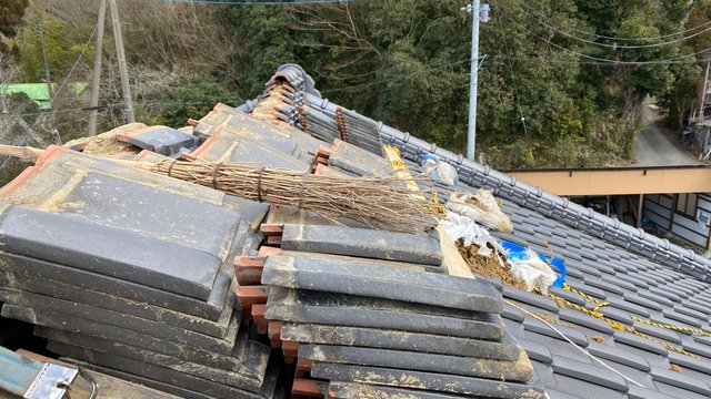 壊れた屋根と瓦。台風被害、修復、災害復興支援イメージ