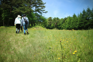 ハイキングに行く女性