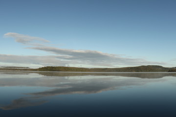 Fototapeta na wymiar nubes en espejo de lago