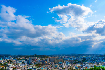 沖縄 青空の都市風景