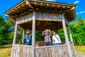 Obraz na płótnie Canvas 沖縄 識名園の観光をする人々