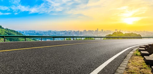 Foto op Plexiglas Lege asfaltweg en skyline van de stad bij zonsopgang in Hangzhou, China. © ABCDstock