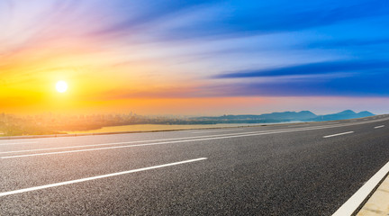 Naklejka premium Empty asphalt road and city skyline at sunrise in Hangzhou,China.