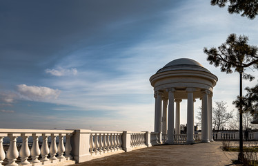 Obraz premium Rotunda on the central embankment of the city of Volgograd against a blue sky
