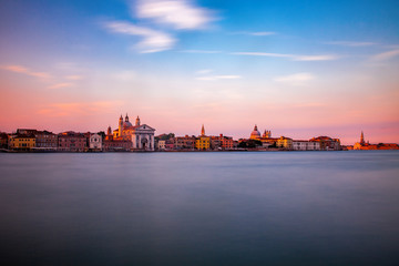 Obraz premium Sunset over the Venetiian island of Dosoduro