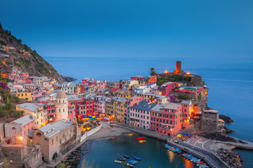 Obraz premium Widok z lotu ptaka na miasto Vernazza na Cinque Terre wieczorem