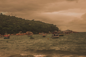 Conjunto de barco en el mar