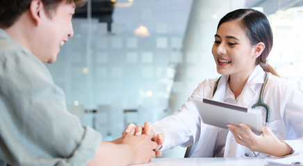 Obraz premium Healthcare technology concept.Woman Doctor Working using a laptop computer contact with patient.
