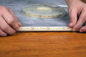 master installs the LED strip on the ninth surface of a gray background