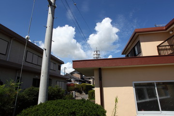 夏空と住宅地