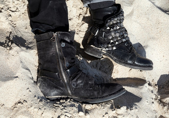 Coppia di scarpe sulla sabbia