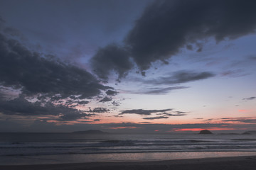 Amanecer en la playa brasilera