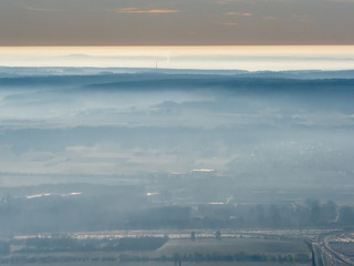 vue aérienne de la vallée de la Seine dans la brume à Epone dans les Yvelines en France