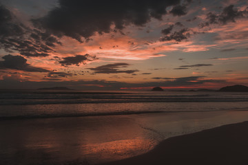 Fototapeta na wymiar Amanecer en la playa brasilera