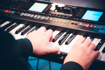 hands playing piano