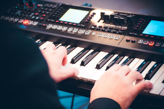 hands playing piano