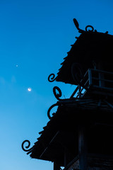 青い夜明けの空と月と面白い形の遺跡