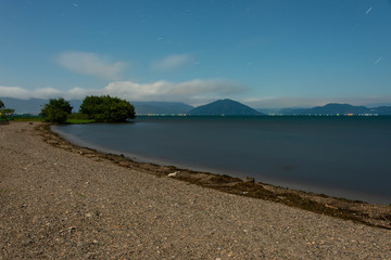 琵琶湖の浜辺を月光で長時間露光した写真