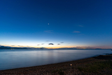 夜明けの青い空と琵琶湖