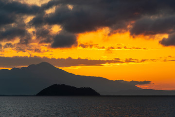 オレンジ色の朝の空と琵琶湖の竹島