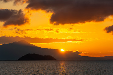 Fototapeta na wymiar 朝の空と琵琶湖の竹島から昇る太陽